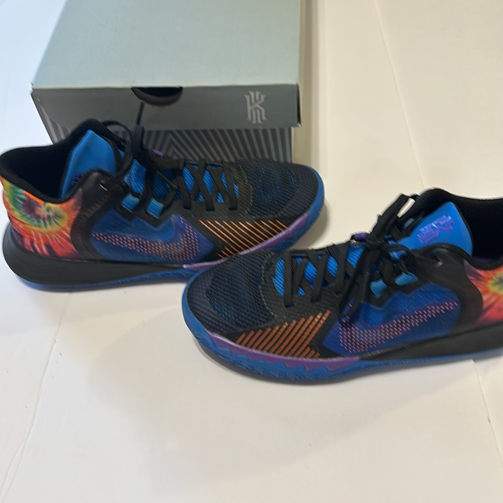 Boys Nike 5.5 y Kyrie  flytrap V with box